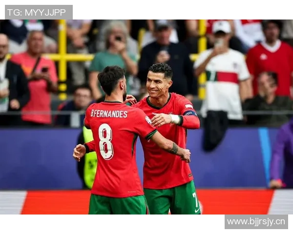 C罗分享球队合影庆祝晋级世界杯激励全队继续奋斗为葡萄牙加油